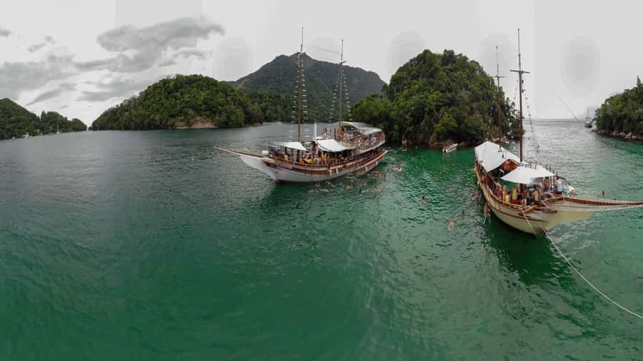 Angra dos Reis: Boat Tour in Ilha Grande and Lagoa Azul - Stop 1: Lagoa Azul, Clear Water and Natural Aquarium Snorkeling