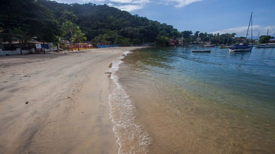 Angra dos Reis: Boat Tour in Ilha Grande and Lagoa Azul - Stop 4: Praia das Flechas, Calm Water Plus Practical Amenities