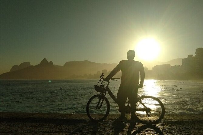 Bike Tour Of Rio - Beaches and Lagoon - Stop 3 at Praia do Arpoador: the photo and viewpoint moment
