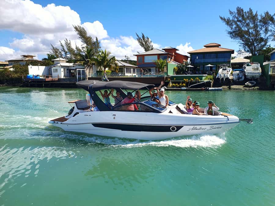Búzios: Speedboat tour of 2 islands and 11 beaches - Boat setup, gear, and the onboard BBQ rulebook
