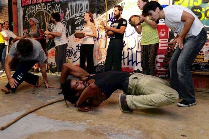 Capoeira Classes for Beginners in Rio de Janeiro - The 6:00 pm class flow: warm-up to basics that you can actually use