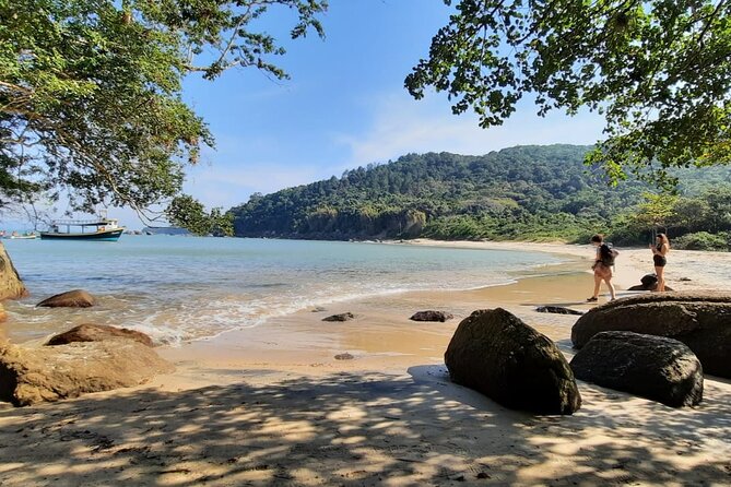 Ecological Boat Tour 10 Deserted Beaches - Waterfall Trails-by Zimbros Ecotour - Praia Triste stop: learning at the lithic workshop and getting on the trail