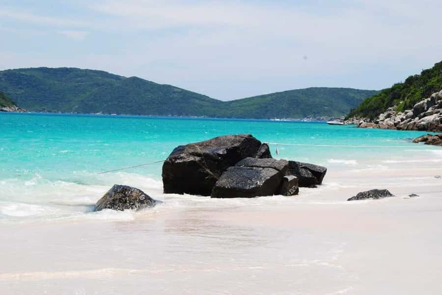 Excursão Arraial do Cabo com saída do Rio de Janeiro - The boat cruise stops: Farol Beach, Prainhas staircase, and Forno cove