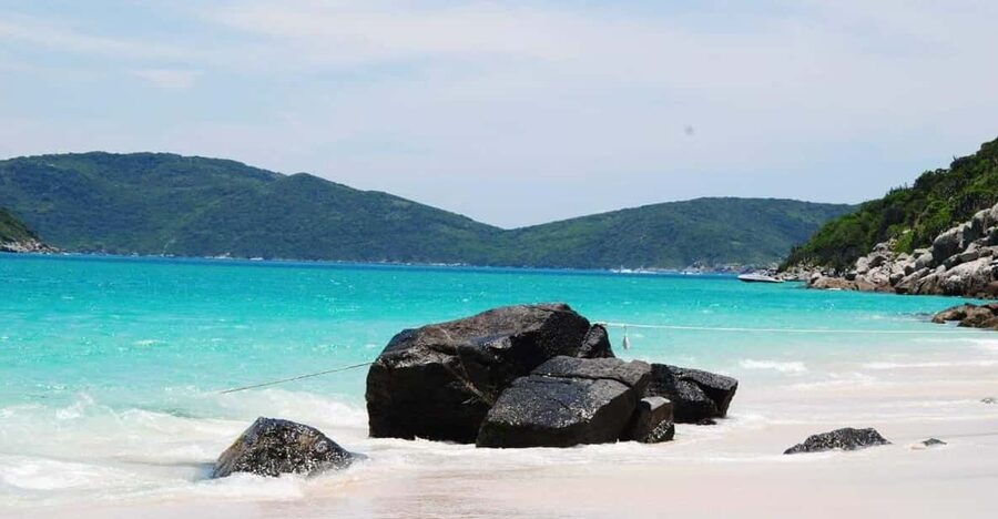 Excursão Arraial do Cabo com saída do Rio de Janeiro - Guided city stop and the Crevice of Our Lady of Assumption at sea