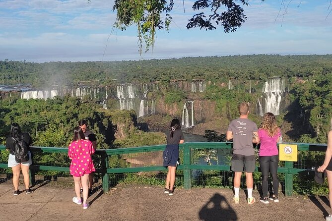Excursion to both sides of Iguaçu Falls on the same day. - What the day feels like: walking time plus spray management