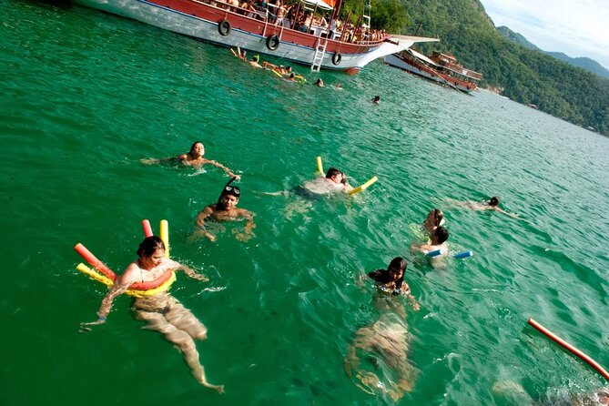 Exploring Angra Dos Reis and Ilha Grande in One Day - Lagoa Azul: the Caribbean-style water stop, with a crowd note