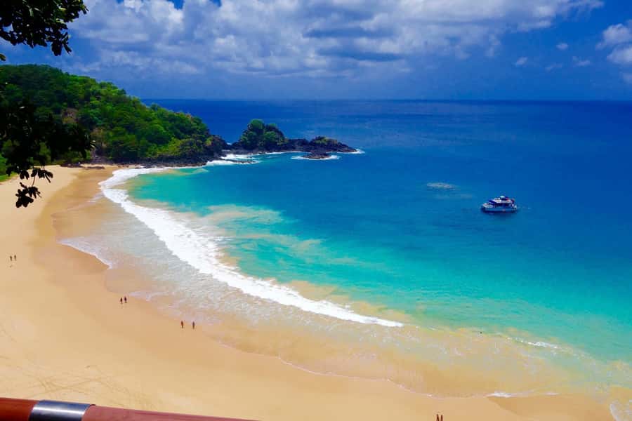 Fernando de Noronha: Catamaran Tour with meal and transfer - A 5-hour catamaran loop built around Sancho Bay