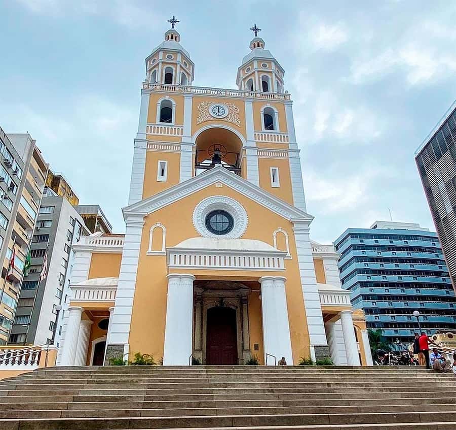 Florianópolis: Historical Center, Beach & Nature Tour - Praça XV, Cathedral, and the Public Market: a practical city orientation