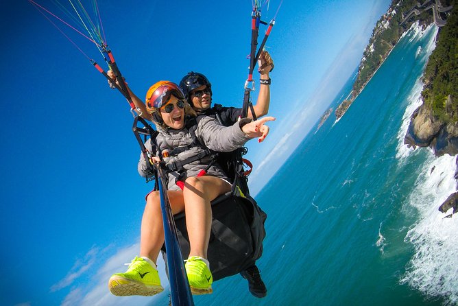 Fly from Paragliding in Rio de Janeiro - What the air route covers: Pedra da Gávea, Pepino Beach, Rocinha