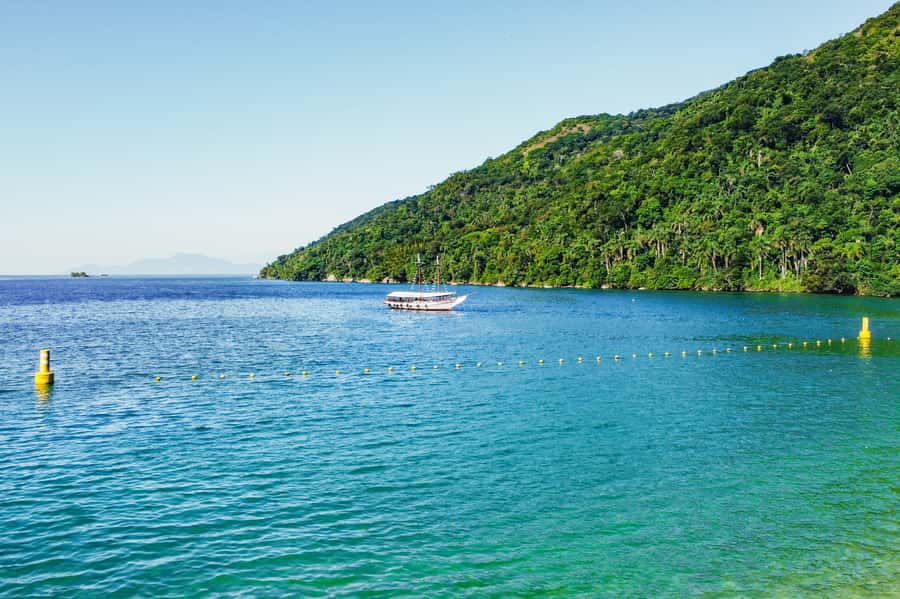 From Rio de Janeiro: Angra dos Reis Boat Trip with Lunch - Guides and Crew: Language Support and Real Team Energy