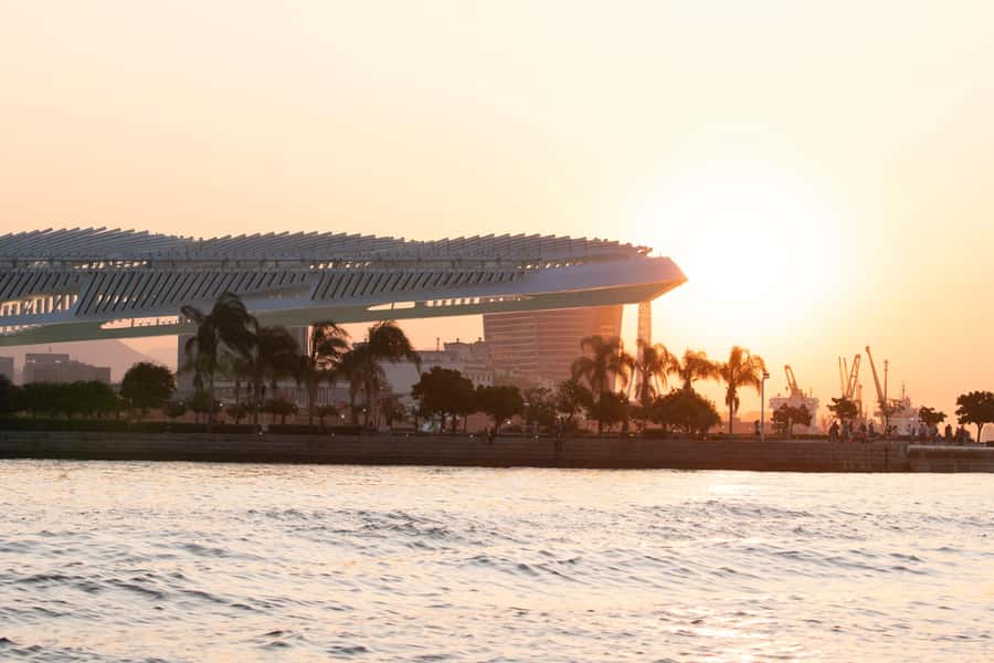 Glória: Sunset Speedboat Cruise with Drinks and Snacks - Adão and Eva Beach Swim Stop: Time for a Real Water Break