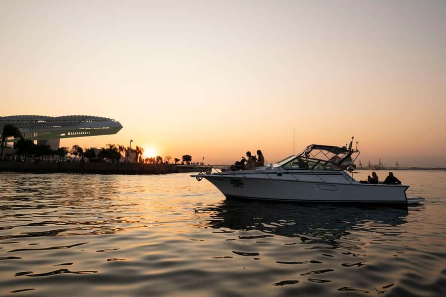 Glória: Sunset Speedboat Cruise with Drinks and Snacks - Small-Group Attention: Why the Boat Size Changes the Feel