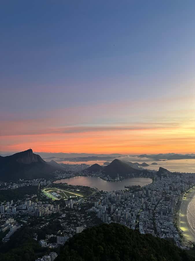 Hike Dois Irmãos + Vidigal Favela Experience - Who should book, and who should choose a gentler day