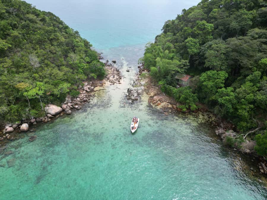 Ilha Grande: 6-Hour Speedboat Tour to Blue and Green Lagoons - The 6-hour flow from Vila do Abraão: a day broken into swim windows