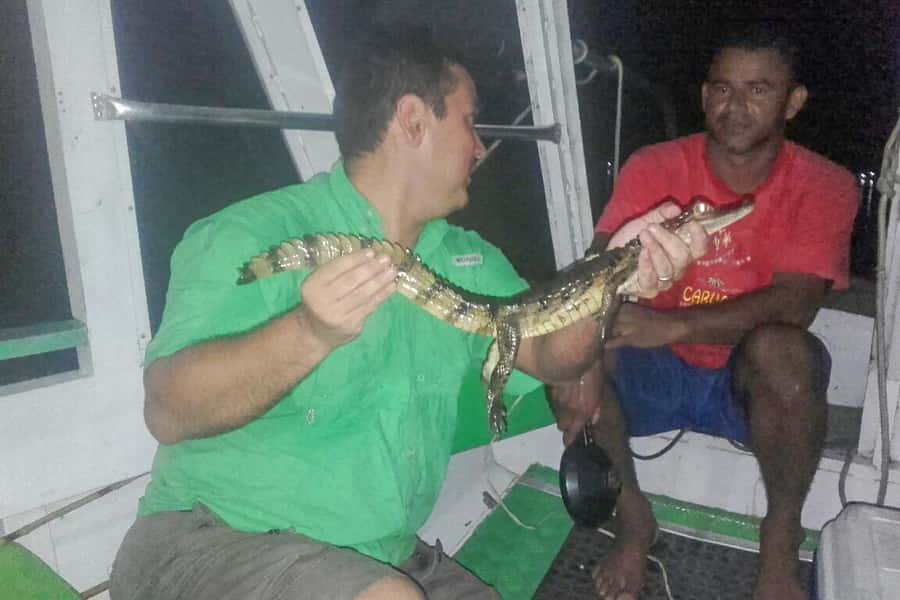 Manaus: Piranha Fishing and Alligator Watch Evening Tour - What to pack for mosquitoes, darkness, and river spray