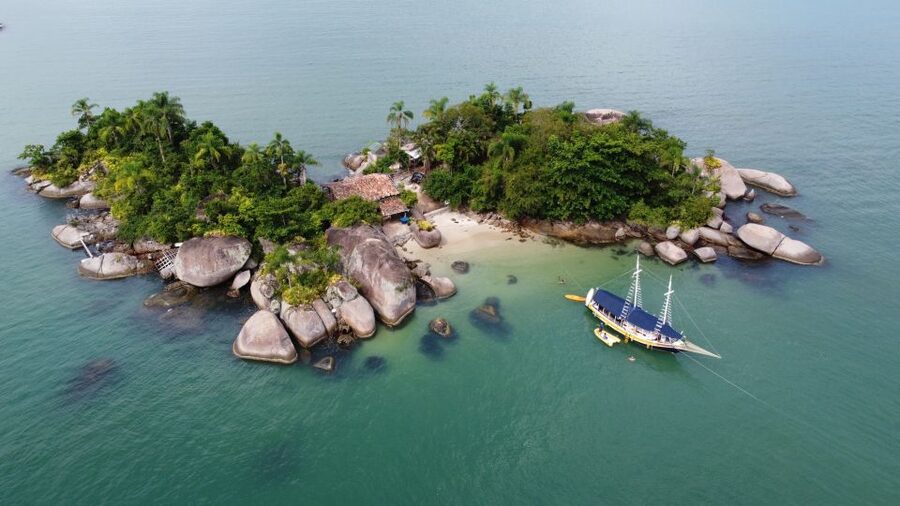 Paraty Bay: Islands & Beaches Boat Tour with Snorkeling - Fruit, coffee, and buying what you want at sea