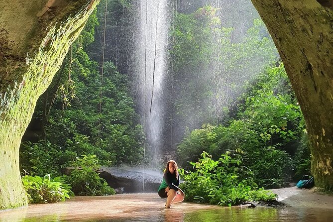 Presidente Figueiredo Tour - Maruaga Cave: a short jungle walk with a history lesson