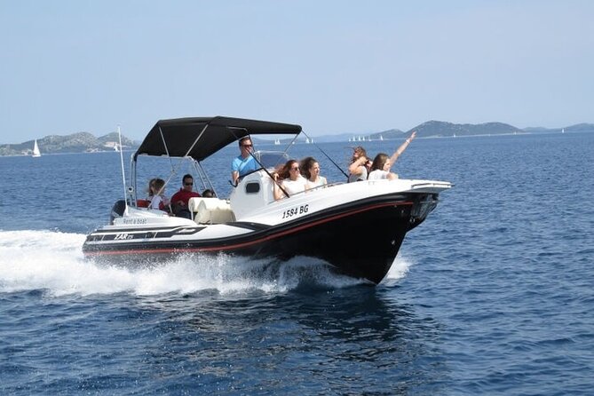 Private Boat Tour In Rio - Tour With Barbecue and Drinks - How the Route Balances Big Landmarks and Real Time on the Water