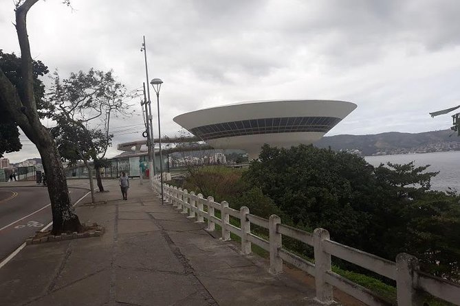 Private Niterói City Tour- MAC Art Museum,Santa Cruz Fortress Parque da Cidade - Jurujuba Beach: Quiet Water, Seafood Restaurants, and a Local Fishing Flavor