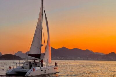 Private Tour with Churrasco in Vela Catamaran – Velas do Rio