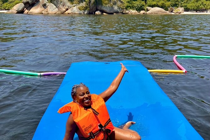 Private Tour with Churrasco in Vela Catamaran - Velas do Rio - Staying comfortable on the water: puffs, showers, and the floating carpet