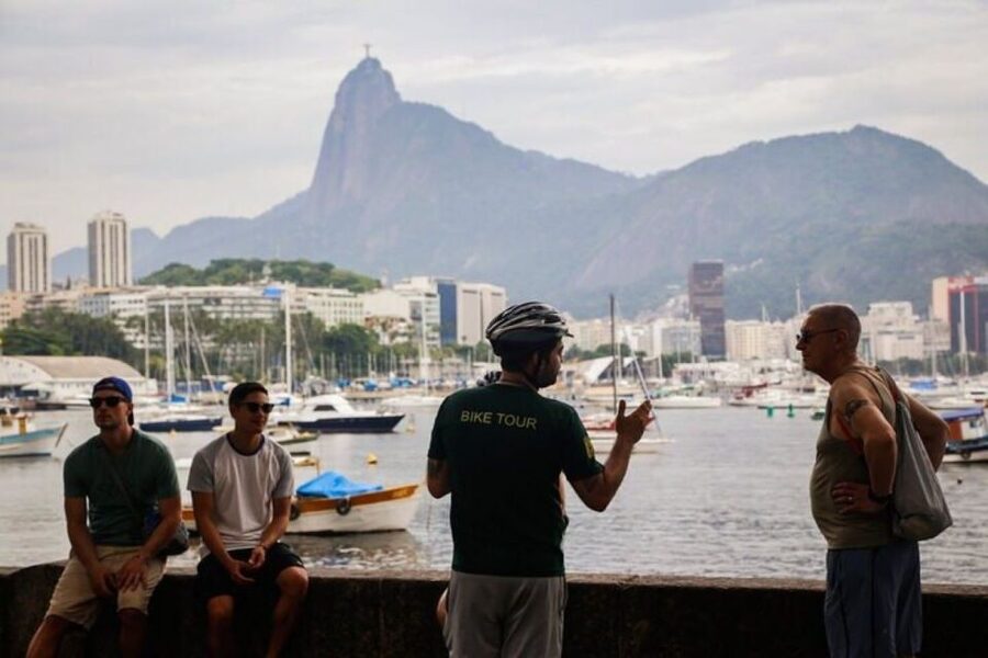 Rio Bike Tour - Discover the Beaches and Lagoon - Rodrigo de Freitas Lagoon Circuit, Neighborhood Views Beyond the Beach