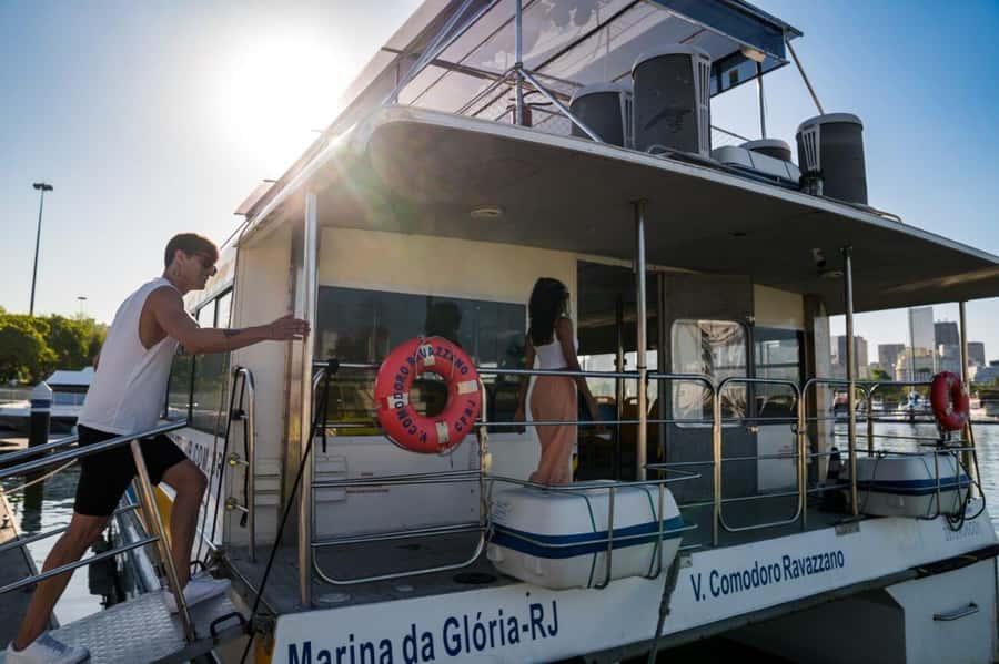 Rio: Boat Tour of Guanabara Bay - The Niterói approach, Concha Acústica, and crossing the bridge