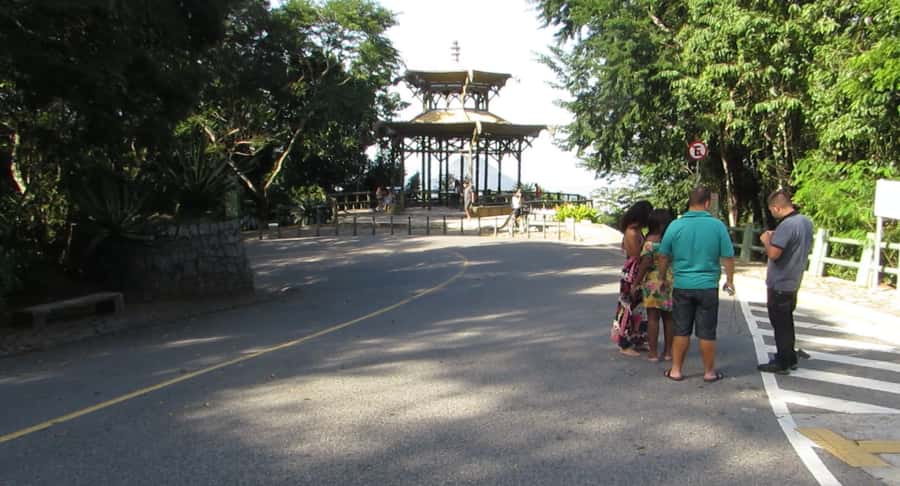 Rio: Botanical Garden, Tijuca Forest, and Parque Lage Tour - Parque Lage Mansion and the Christ the Redeemer Backdrop