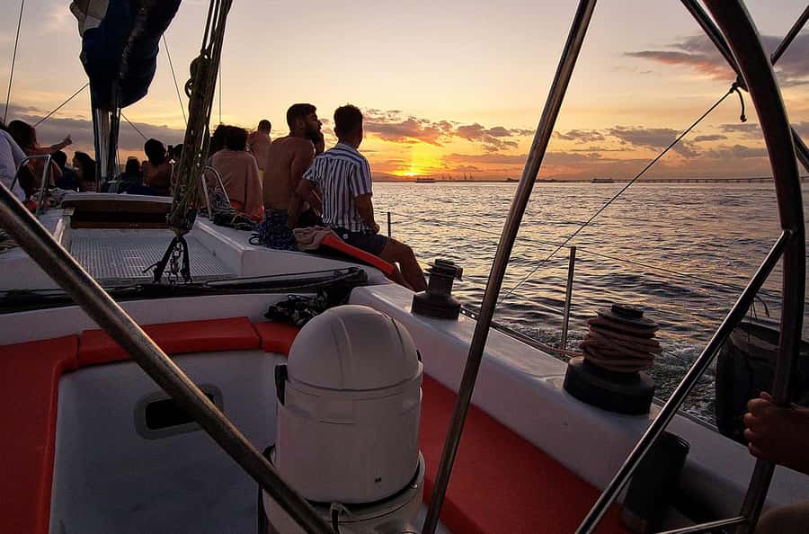 Rio de Janeiro: Guanabara Bay Sunset Sailing Tour & Drinks - Choosing your spot on the boat for comfort and views