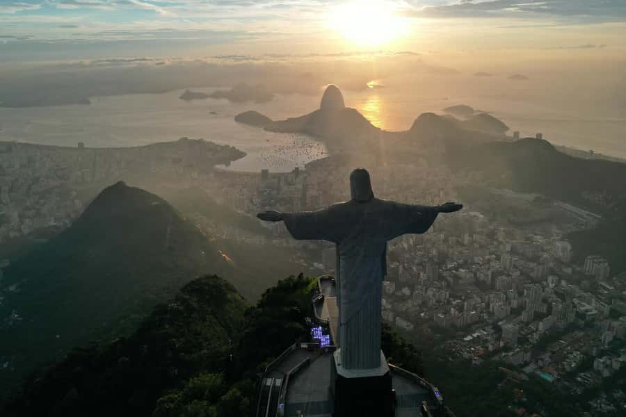 Rio de Janeiro: Half-Day Christ the Redeemer and City Tour - Maracanã area and Sambadrome visit, Rio through sports and Carnival