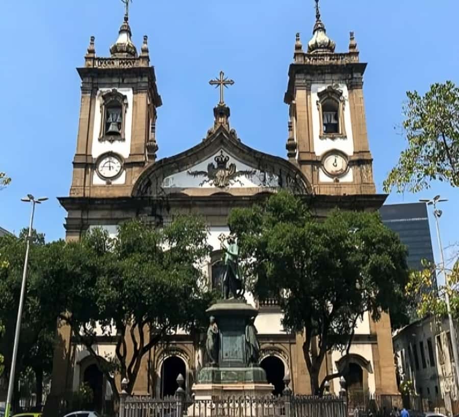 Rio de Janeiro : Must-See Sites Walking Tour With A Guide - Igreja de Nossa Senhora da Candelária: inside glow and local meaning