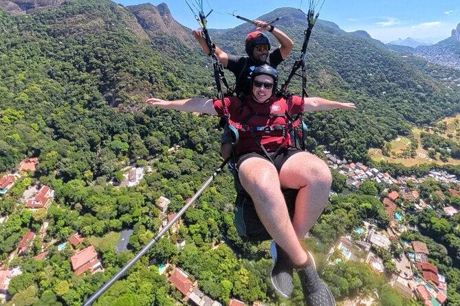 Rio de janeiro : Paragliding Tandem Flights over Rio - Meeting on Praia do Pepero and Knowing Who You Are Looking For