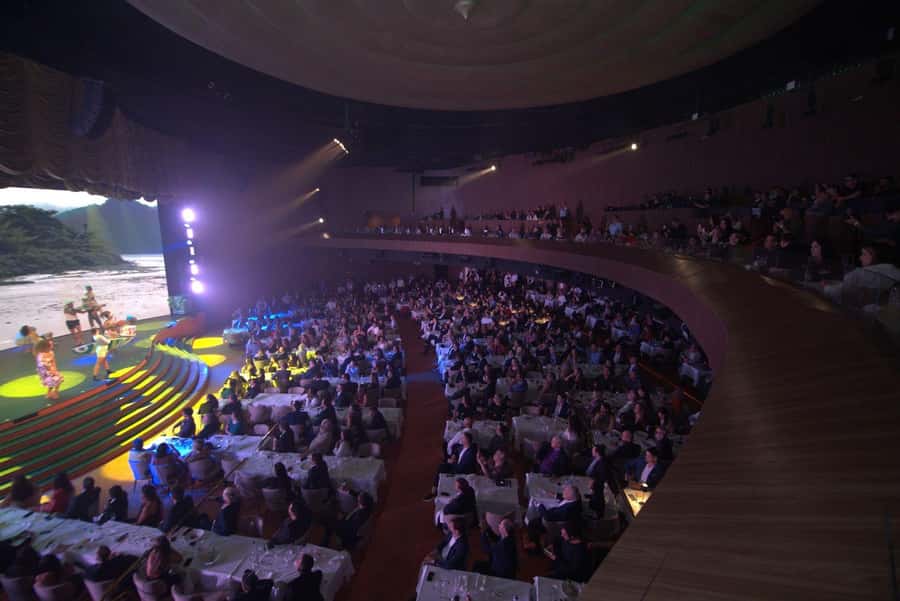 Rio de Janeiro: Roxy Dinner Show with Hotel Pickup - Who should book the Roxy Dinner Show in Rio de Janeiro?