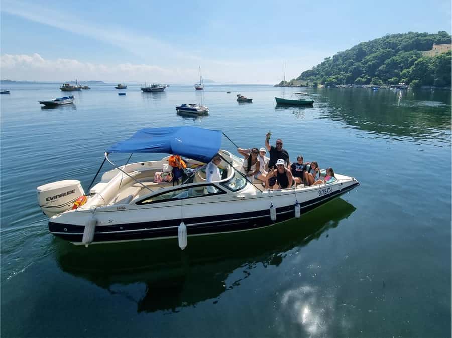 Rio de Janeiro: SpeedBoat Tour - Beach Tour with Beer - Copacabana and Arpoador: the sea-level version of classic Rio