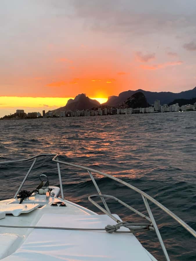 Rio de Janeiro: SpeedBoat Tour - Sunset with Beer - Niterói Contemporary Art Museum views across the bay