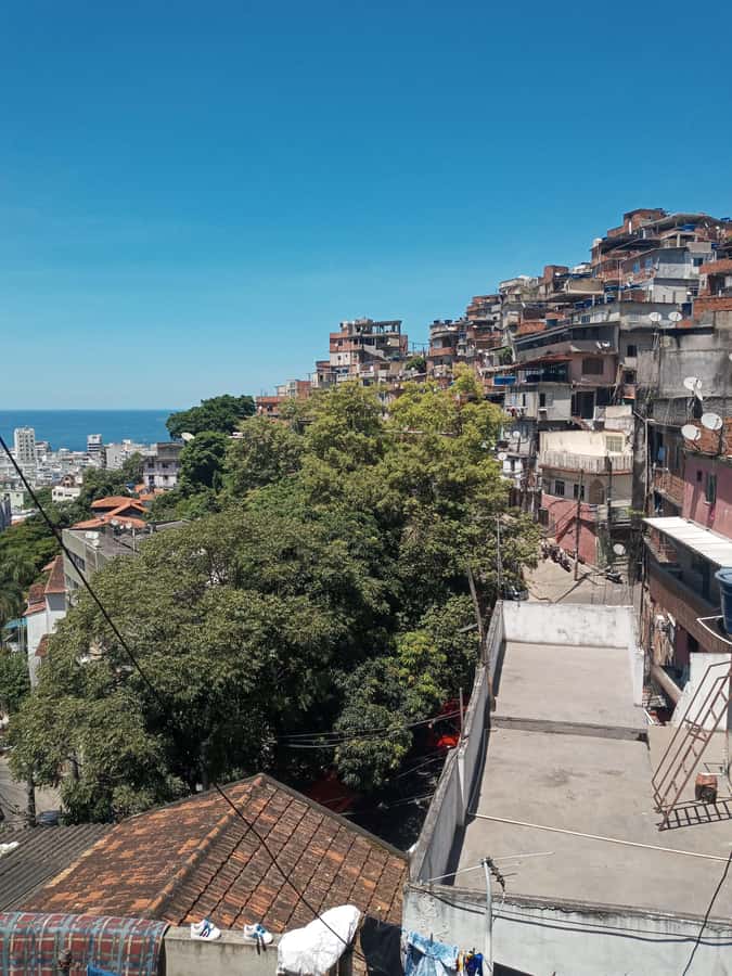 Rio de Janeiro: the biggest favela tour in Rio, lest go! - The kids painting gallery: why the art stops matter