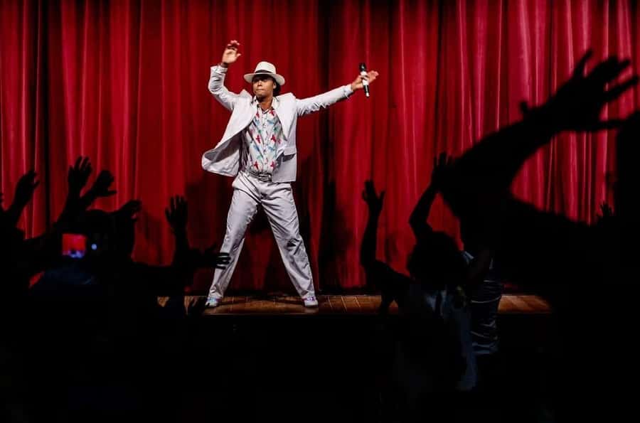 Rio: Ginga Tropical Folkloric Show & Optional Dinner - Venue reality check: rules, comfort, and photo limits
