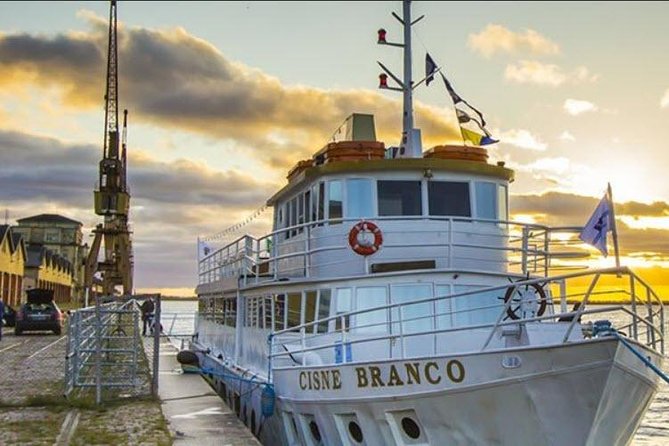 Sailing in Guaíba with White Swan Boat - Porto Alegre - Guaíba Lake by the White Swan, why this 1-hour cruise works