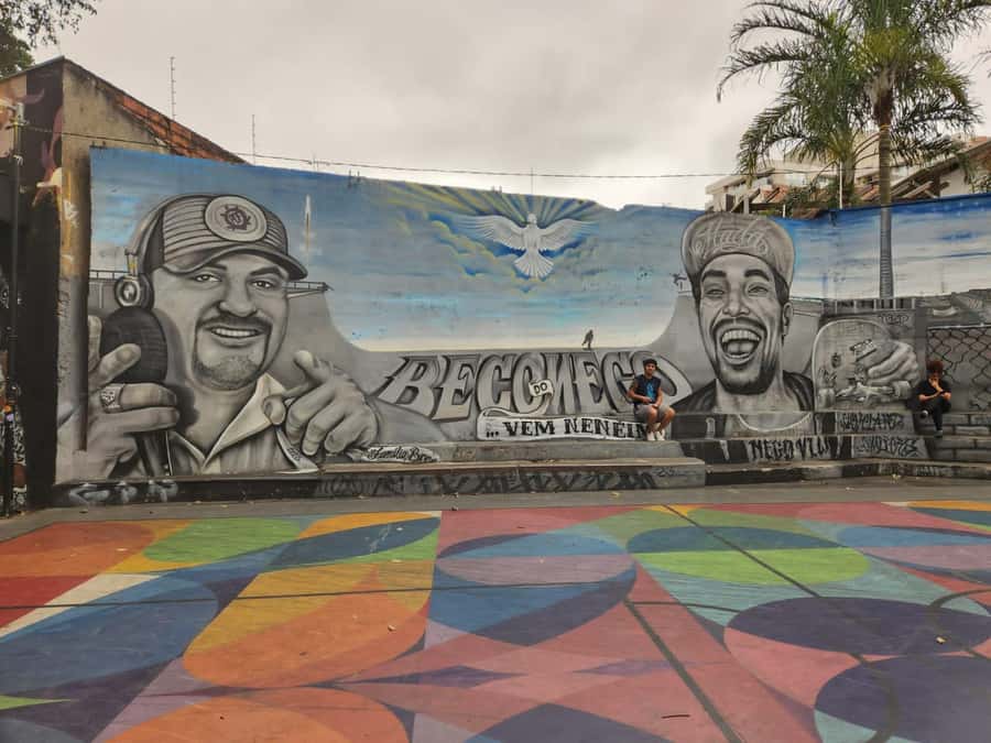 São Paulo: Bar and Street Art Crawl with Local Guide - Vila Madalena street art walk: how to get better photos on a moving route