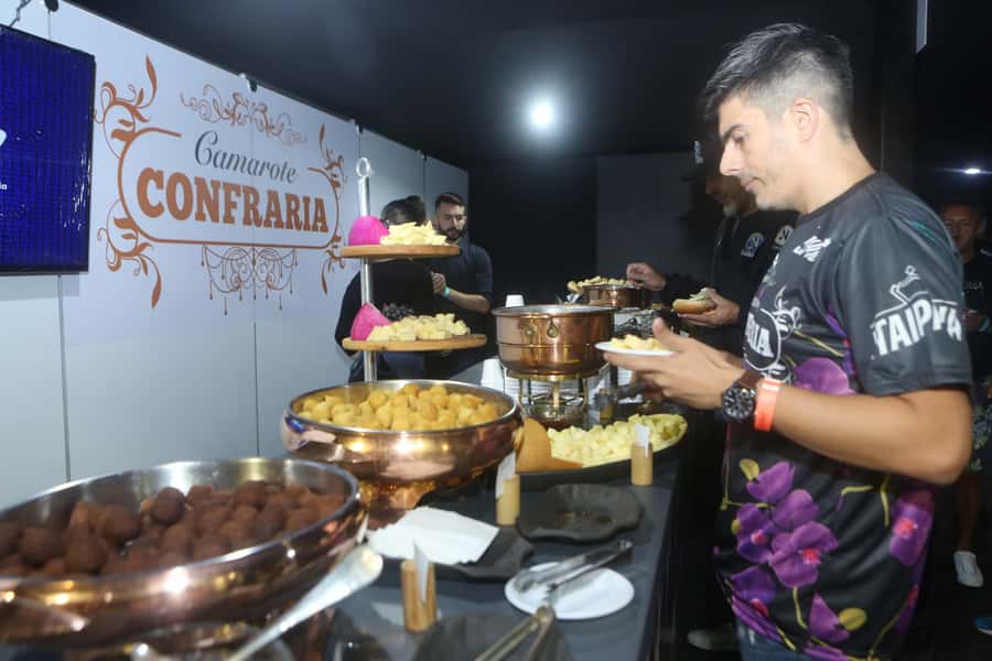 São Paulo Carnival Seating with Food, Drinks, & Transfer - The tour guide role: why it goes beyond translating