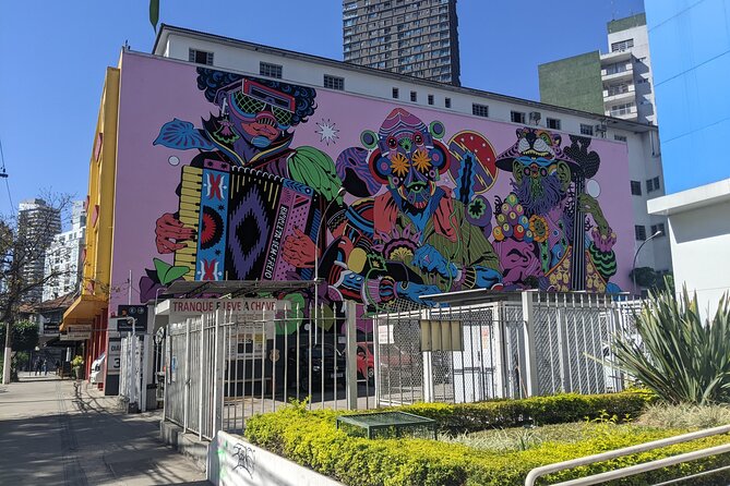 Sao Paulo, Pinheiros - Food & Graffiti Tour | in English - Beer tasting in the middle of the action