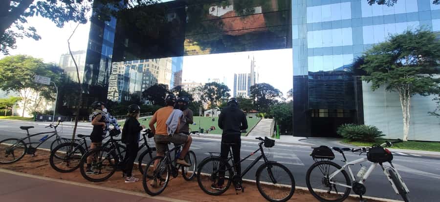 São Paulo: Street Art Bike Tour - Avenida Paulista, Casa das Rosas, and Parque Trianon to set the stage